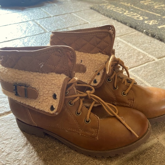 Neutral color booties with fur - Picture 2 of 5